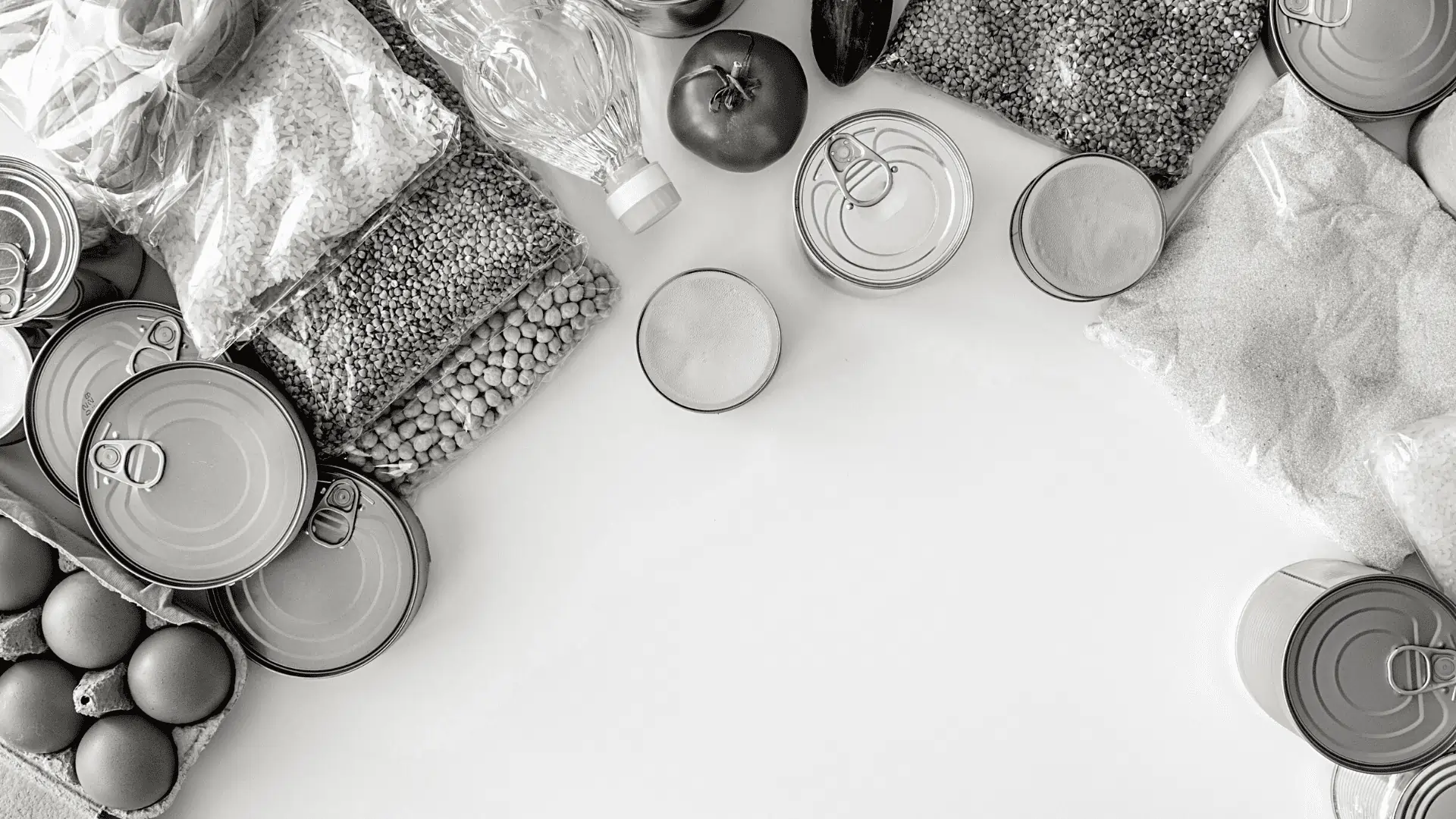 Produtos da cesta básica, como arroz, feijão, óleo, enlatados. Eles terão redução na cobrança de impostos sobre consumo.
