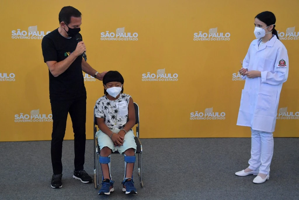 No que diz respeito a vacinação infantil, criança indígena foi a primeira vacinada contra covid-19 no Brasil. Foto: NELSON ALMEIDA / AFP/AFP.