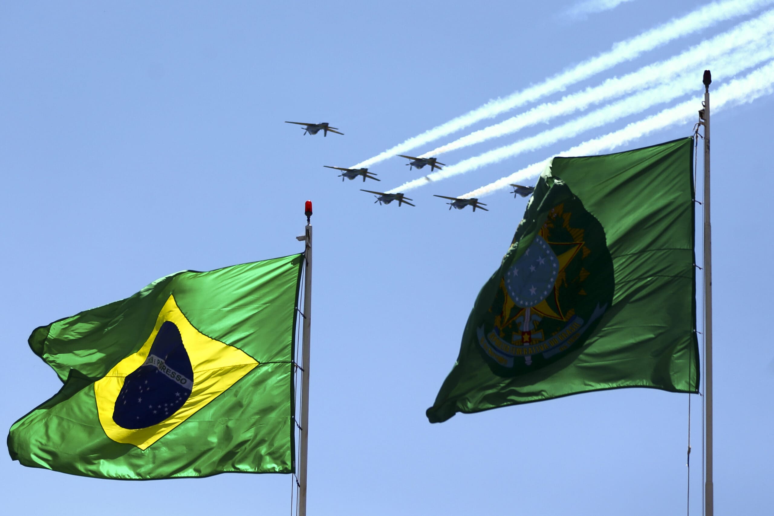 Cerimônia comemorativa do 7 de Setembro, no Palácio da Alvorada. A bandeira do Brasil e a do Brasão Nacional de Armas são hasteadas.