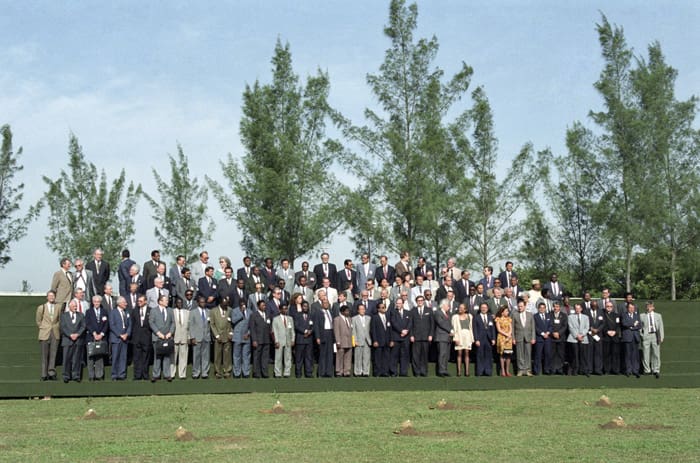 Foto oficial dos chefes de delegações na ECO-92. (Foto: Michos Tzovaras/UN)