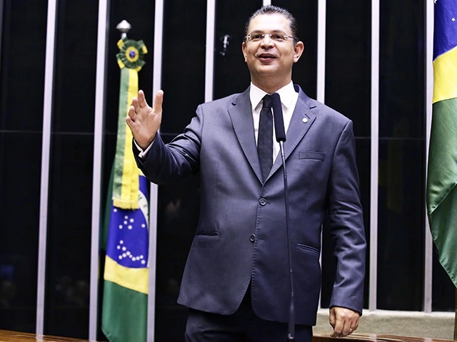 Homem, deputado, discursando em plenário