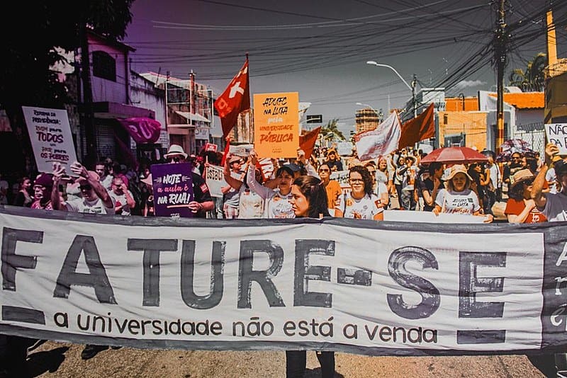 Estudantes em protesto ao programa do MEC. Fonte: Autor desconhecido