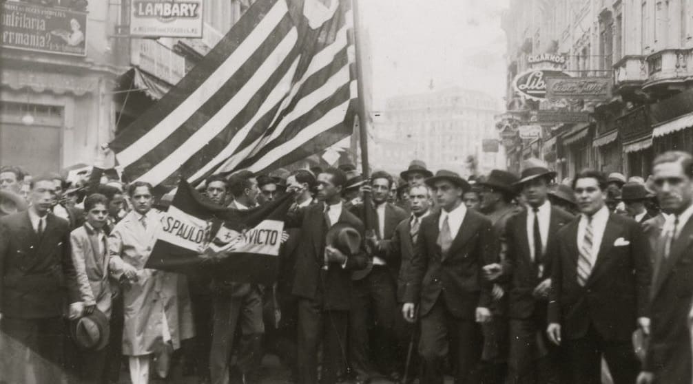 Manifestantes na Rua XV de Novembro, em São Paulo-SP, durante os protestos ocorridos em 23 de maio de 1932. Imagem: Wikimedia Commons. Revolução Constitucionalista.