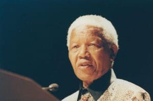 Foto de Nelson Mandela, principal nome contra o apartheid, discursando. 