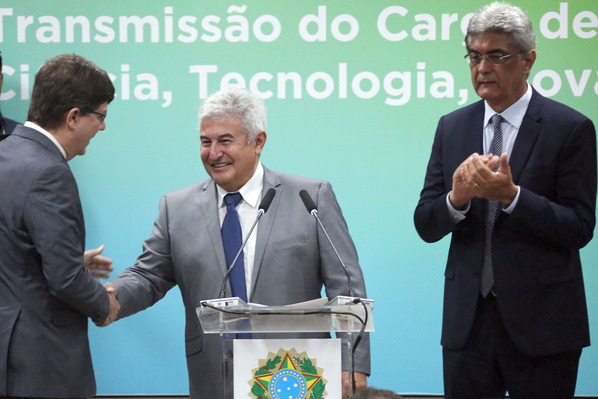 Imagem de Marcos Pontes apertando a mão de outros ministros na cerimonia de posse. Conteúdo Ministério da Ciência, Tecnologia, Inovações e Comunicações - MCTIC