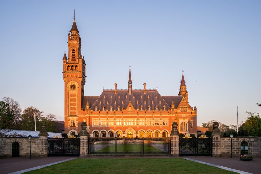 Palácio da Paz, sede do Tribunal Permanente de Arbitragem em Haia, Holanda. Imagem: Flick / Roman Boed. As Conferências da Paz de Haia.