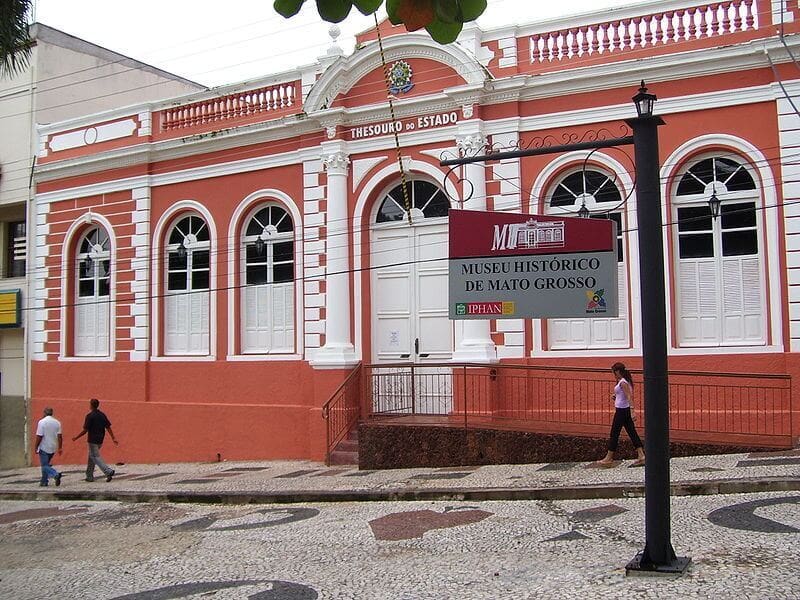 Fachada do prédio. Em frente uma placa indicando o Museu e o apoio do IPHAN.