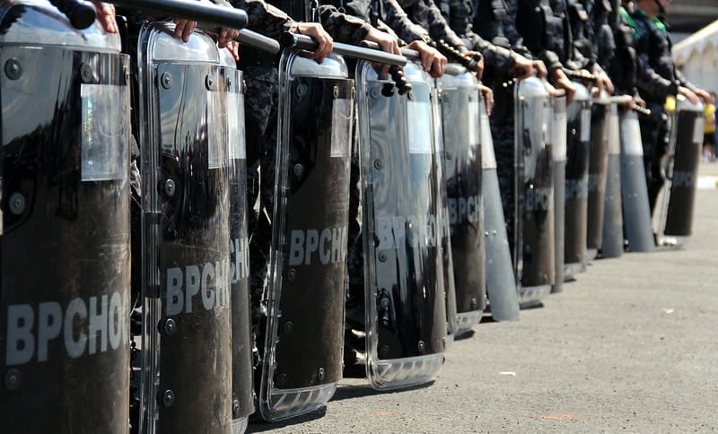 Imagem de uma barreira policial. Conteúdo sobre as principais violações de direitos humanos da história.