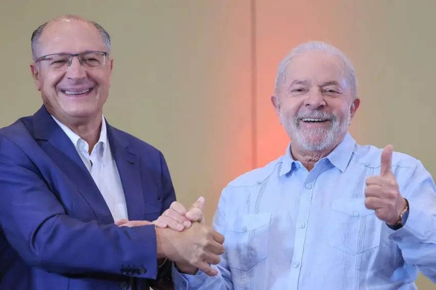 O ex-governador Geraldo Alckmin (PSB) e o ex-presidente Lula anunciam intenção de formarem uma chapa. Imagem: Ricardo Stuckert/Divulgação.