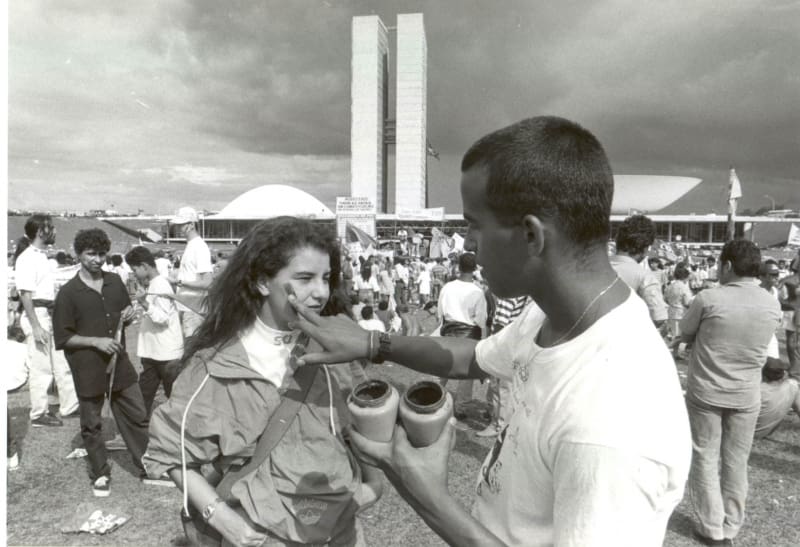 Na imagem, foto de manifestantes em frente ao Congresso Nacional. Conteúdo sobre o movimento caras-pintadas