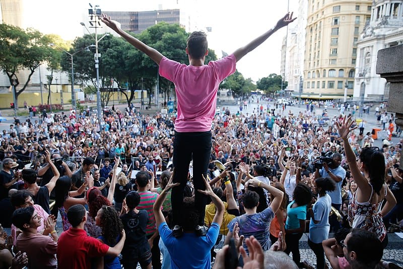 Manifestação artística em apoio à cultura e pela regularização de salários atrasados dos funcionários do Theatro Municipal (Foto: Fernando Frazão | Agência Brasil).