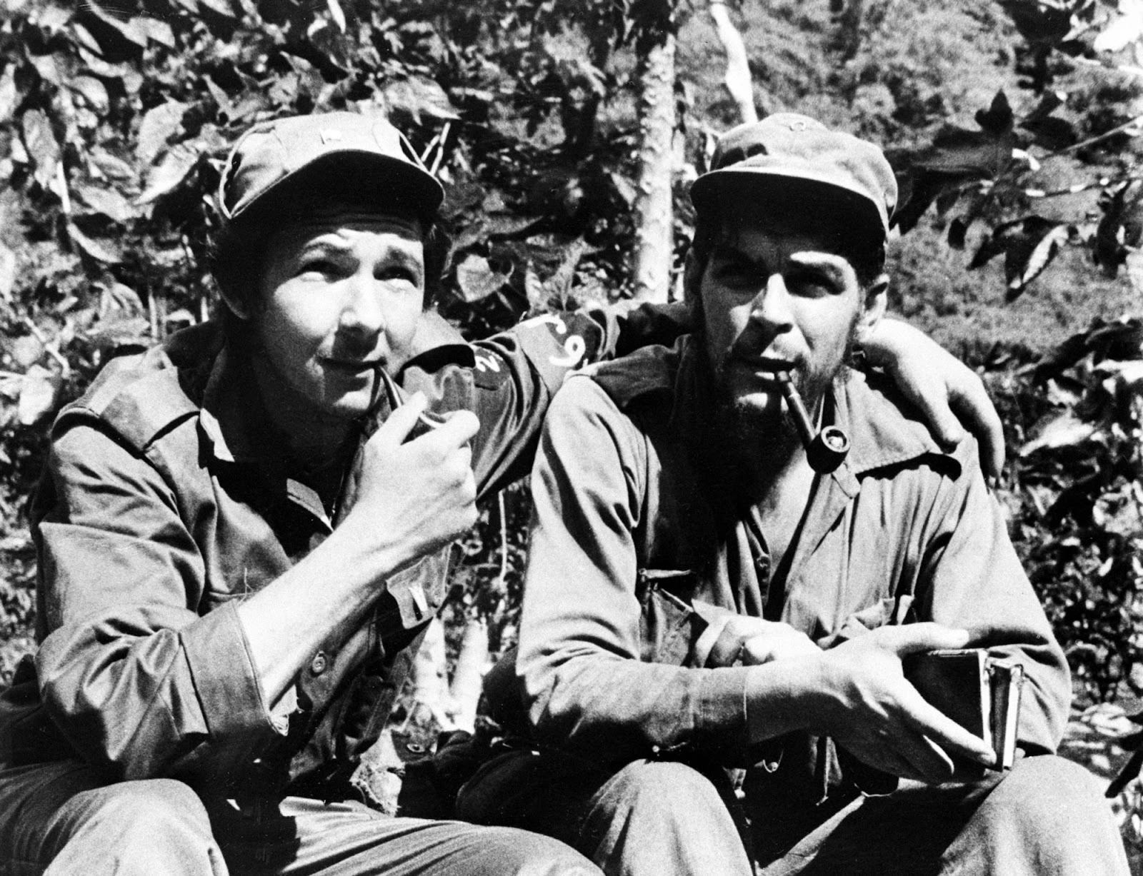 Fotografia em preto e branco: Raúl Castro, à esquerda, com Ernesto Guevara em 1958 durante a Revolução Cubana. Muito se discute sobre a violência política na Revolução Cubana.