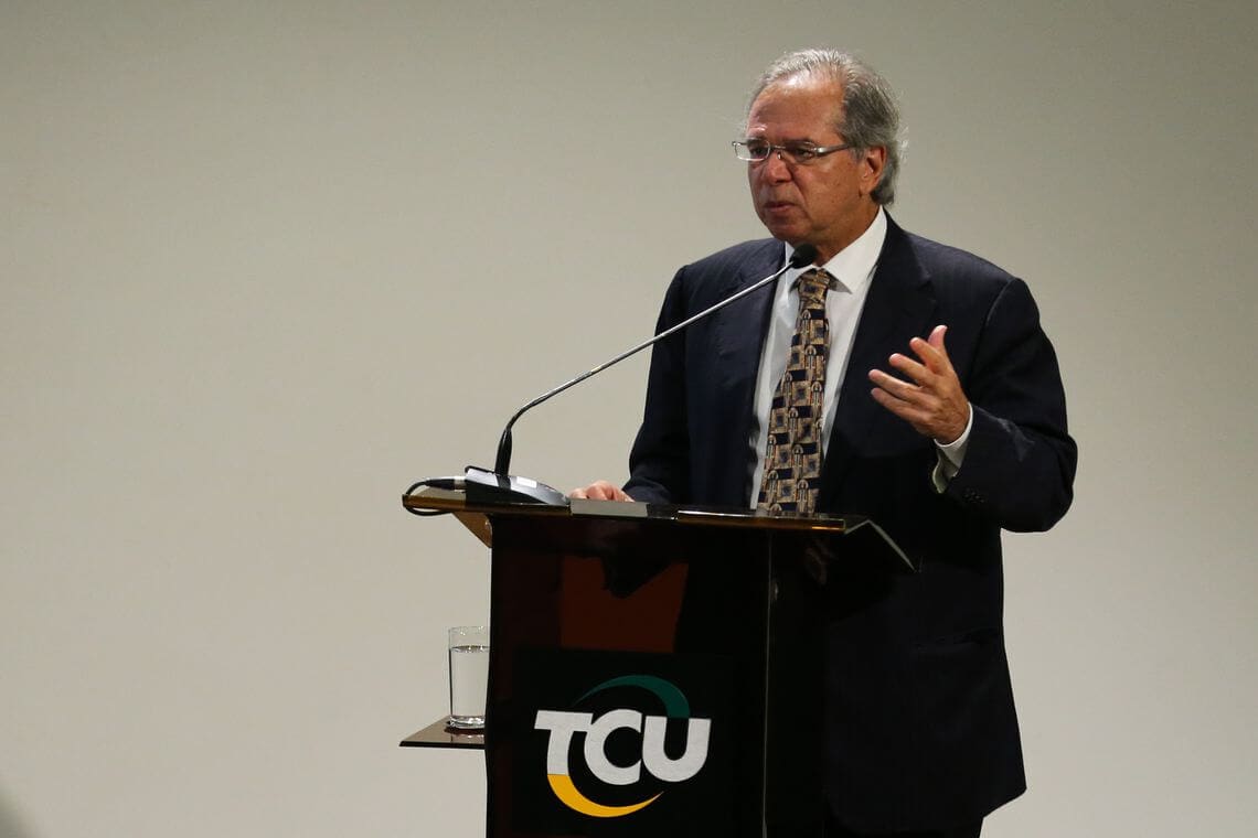 Ministro da Economia, Paulo Guedes, de pé em discurso no Tribunal de Contas da União.