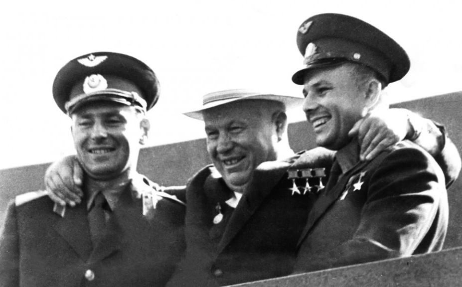 Fotografia em preto e branco: Nikita Khrushchev com os cosmonautas Gherman Titov, à esquerda, e Iuri Gagarin durante a Guerra Fria. 