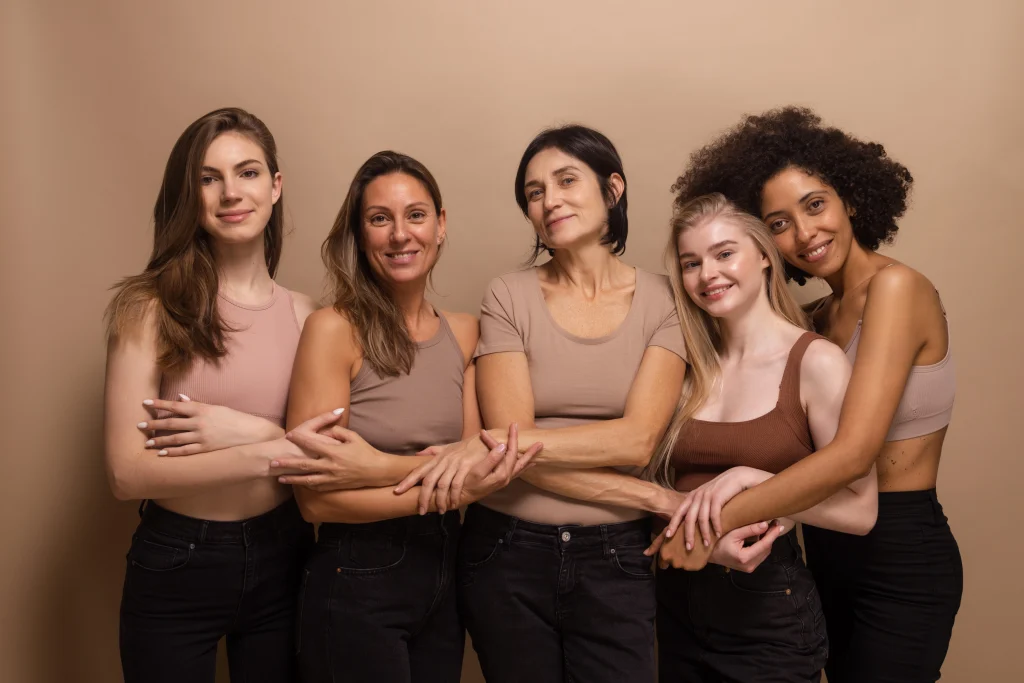 Uma foto com cinco mulheres de diferentes etnias representando a necessidade de que todas as mulheres se unam para combater a desigualdade de gênero 