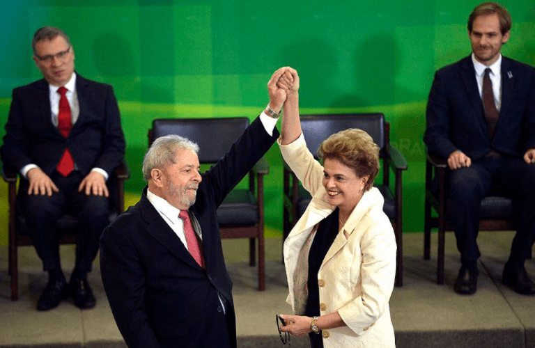 A então presidente Dilma Rousseff empossa o ex-presidente Lula como ministro-chefe da Casa Civil, decisão suspensa no mesmo dia pelo ministro do STF Gilmar Mendes. 