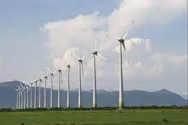 Foto de um parque eólico apresentando uma forma de energia sustentável 