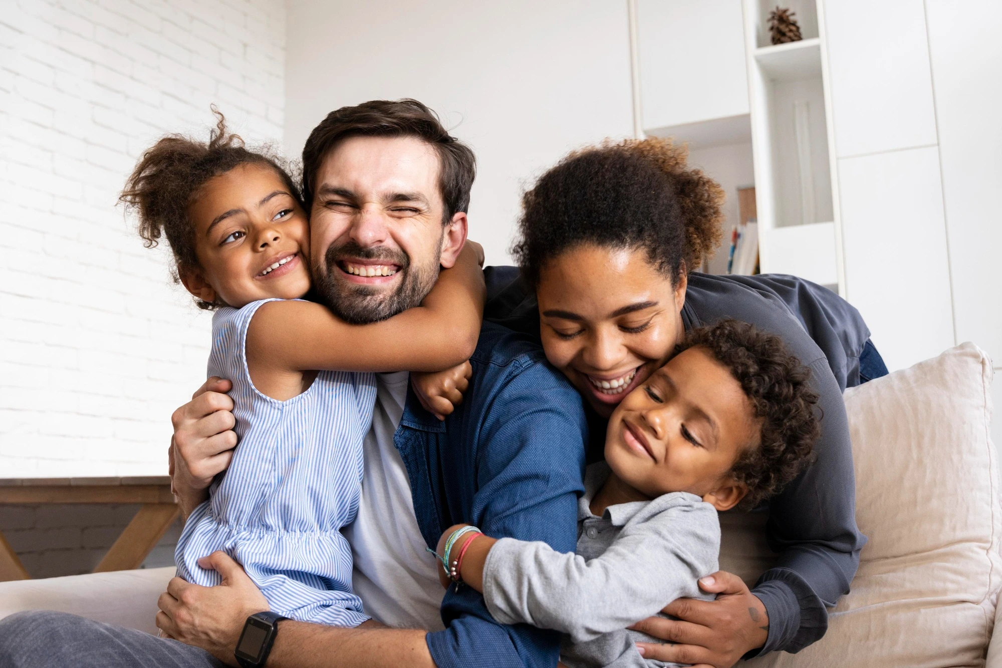 Foto colorida de uma família: pai, mãe, filho e filha pequenos. Ilustra o planejamento familiar. Foto colorida de uma família: pai, mãe, filho e filha pequenos. Ilustra o planejamento familiar.