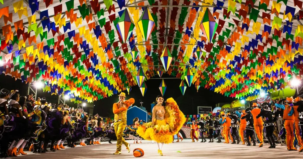 Dançarinos com roupas amarelas em festa junina