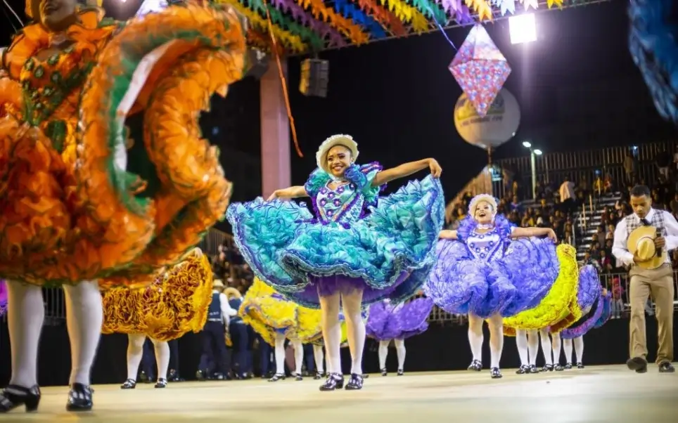 Dançarinos de quadrilha usando vestidos bufates