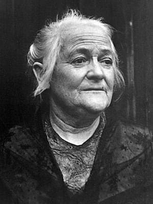 foto de Clara Zetkin, uma mulher mais velha com cabelo grisalhos.