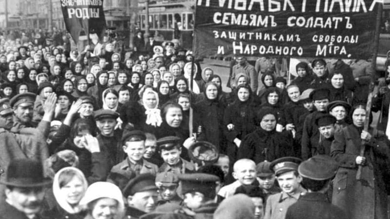 foto de passeata com dezenas de mulheres na rússia