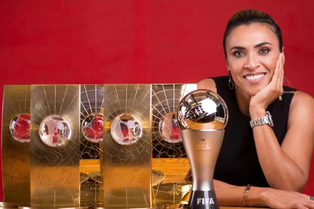 Marta com premios da fifa ao lado