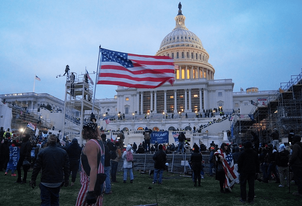 Invasão do Capitólio dos Estados Unidos em 2021. Imagem: Tyler Merbler/ Flickr.