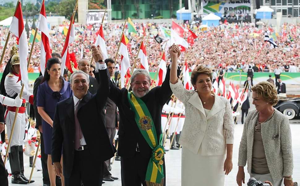 foto de lula, dilma e temer de mão dadas na posse da Dilma.