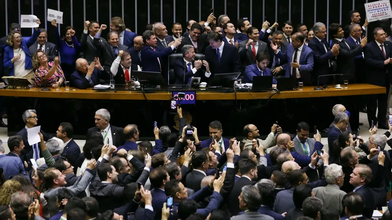 Aprovação da reforma tributária na Câmara dos Deputados Câmara dos Deputados comemorando a aprovação da reforma tributária.