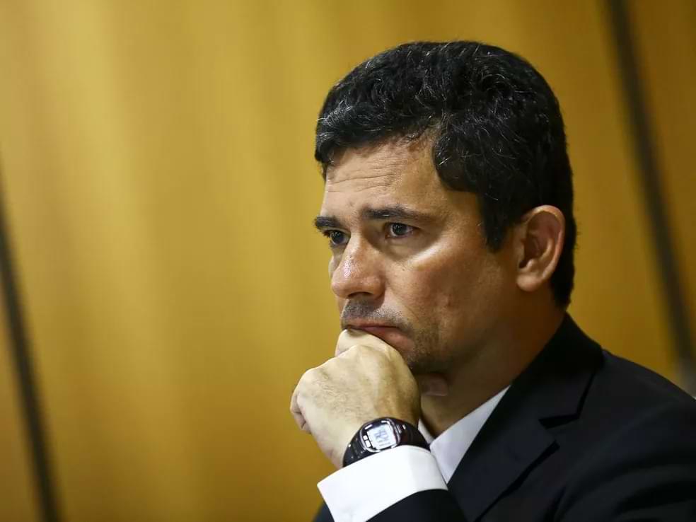 Imagem de Moro com a mão no queixo indicando reflexão