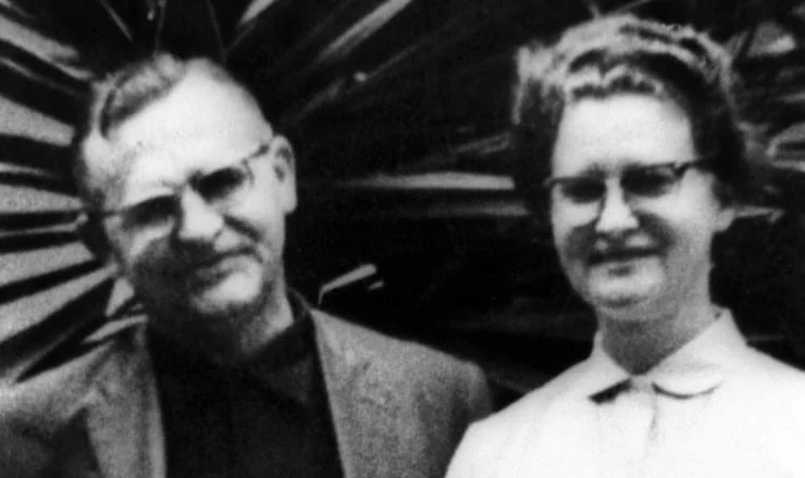 Madre Maurina e Dom Paulo Evaristo Arns, quando a religiosa voltou ao Brasil após o exílio. Homem à esquerda e mulher à direita sorrindo para fotografia.