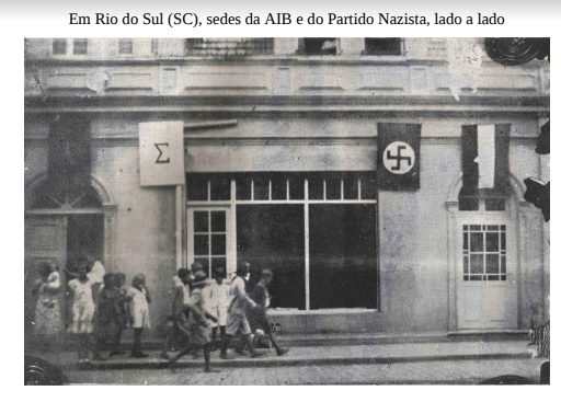 Sedes da Ação Integralista Brasileira e do Partido Nazista Grupo de pessoas andando em uma calçada.