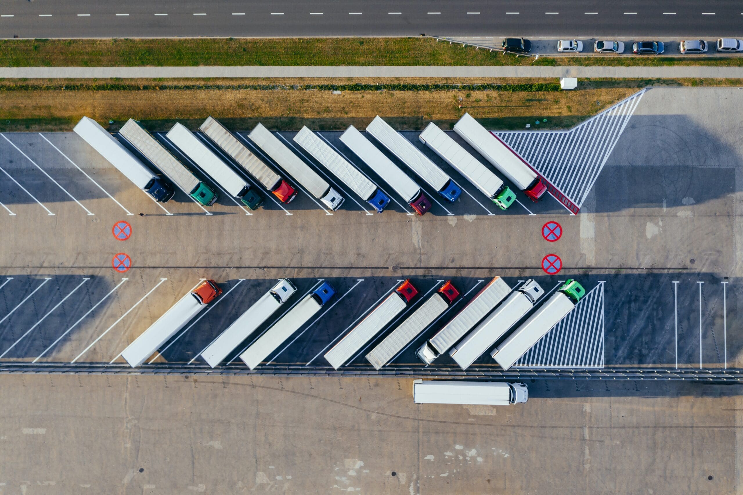 Caminhões estacionados. Conteúdo sobre ICMS.