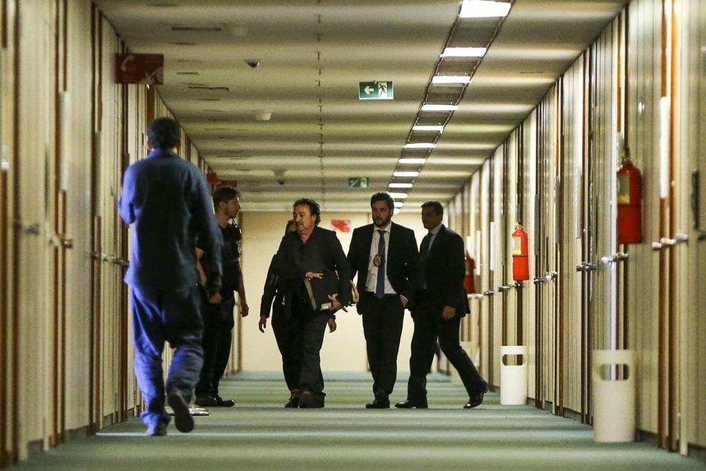 Agentes da PF deixam o gabinete da deputada Cristiane Brasil (Foto: Marcelo Camargo/Agência Brasil)