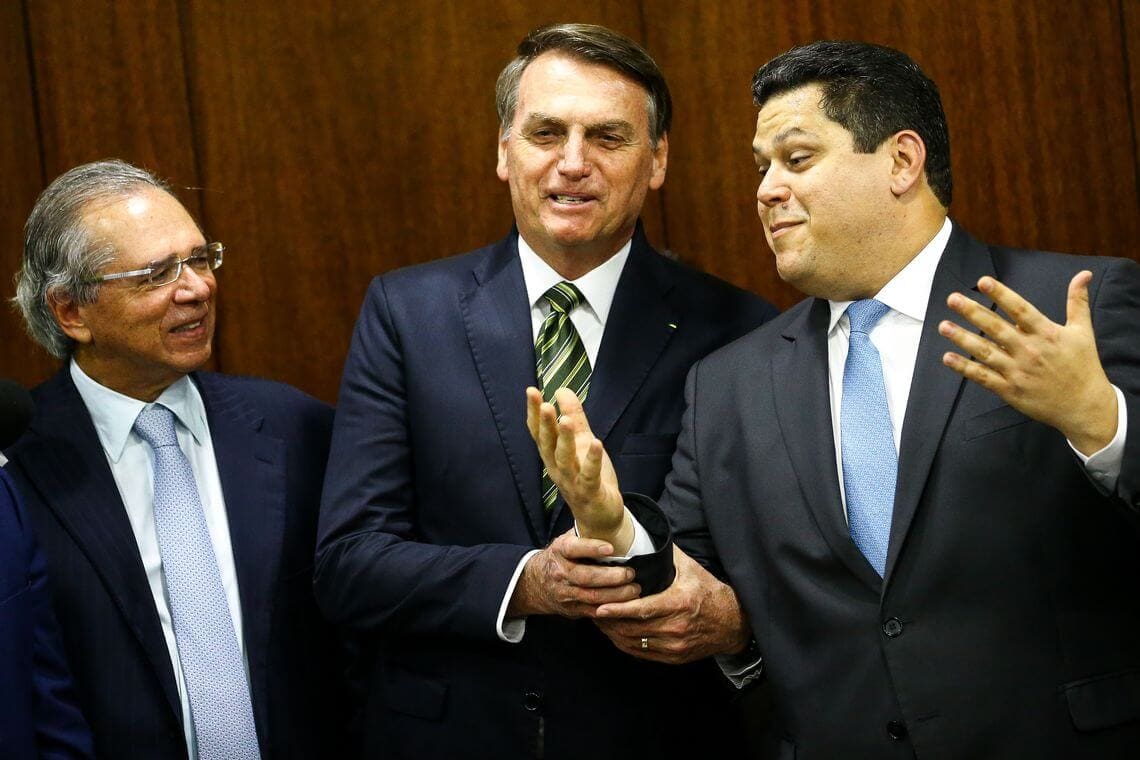 O presidente Jair Bolsonaro, o ministro da Economia, Paulo Guedes, e o ministro da Casa Civil, Onyx Lorenzoni, entregam o Plano mais Brasil – Transformação do Estado ao presidente do Congresso Nacional, Davi Alcolumbre (Foto: Marcelo Camargo/Agência Brasil)