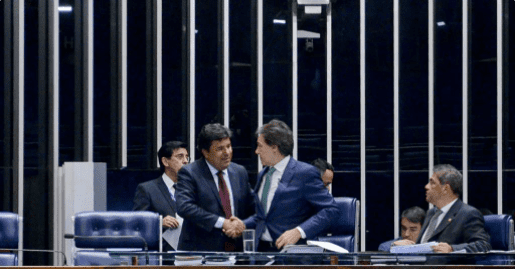 Ministro da Educação Mendonça Filho cumprimenta presidente do Senado, Eunício Oliveira.