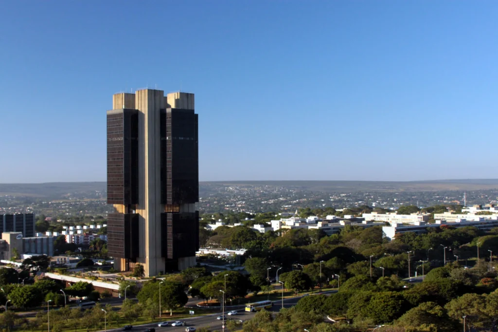 Sede do banco central. Céu asul, prédio no centro-esquerda, muito mais alto que todos os outros ao redor. Funciona nele o Copom, que estipula a meta da taxa Selic.