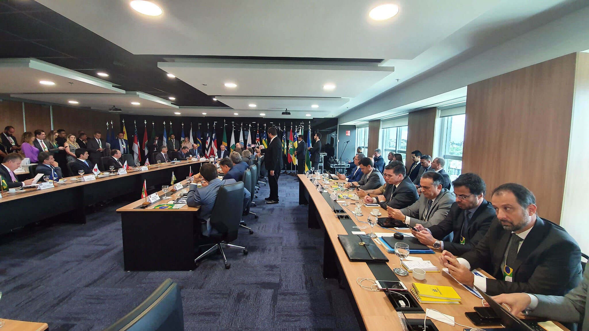 Governadores sentados em sala de reunião. Conteúdo sobre impeachment de governador.